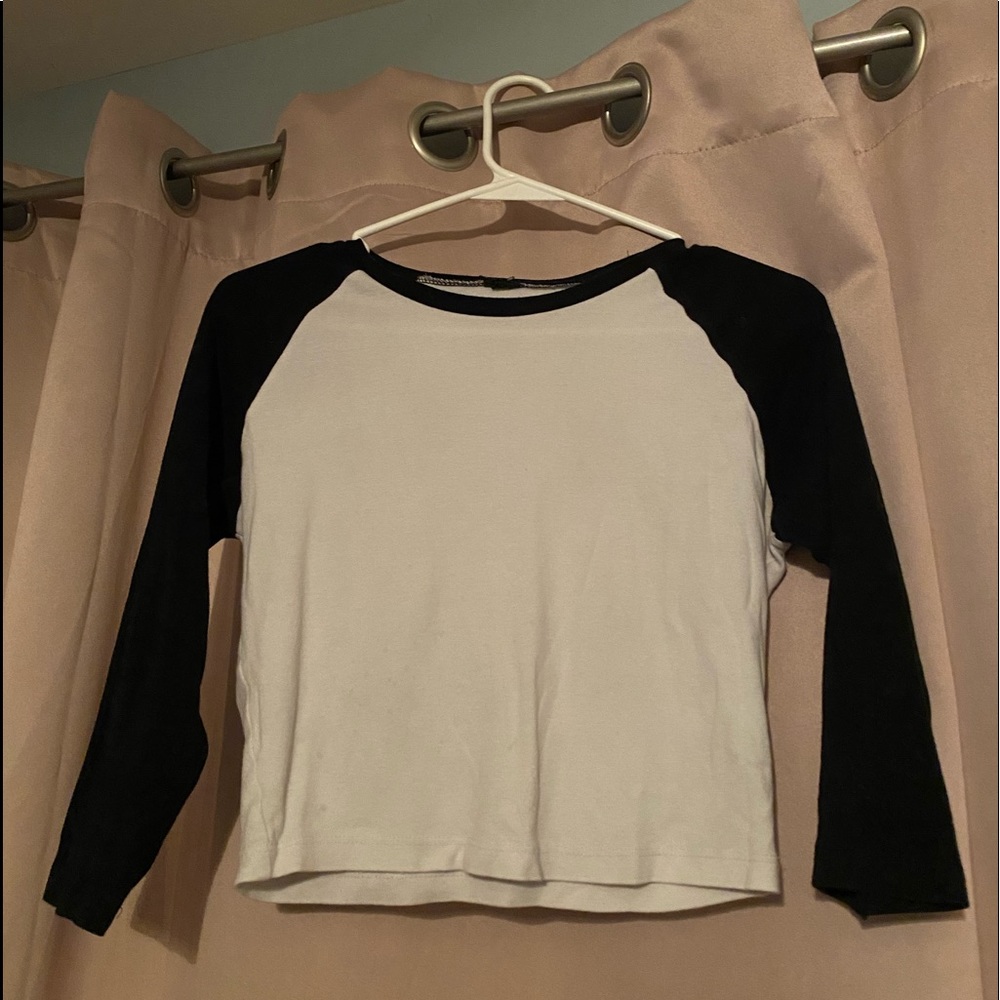 Black and white cropped long-sleeve shirt